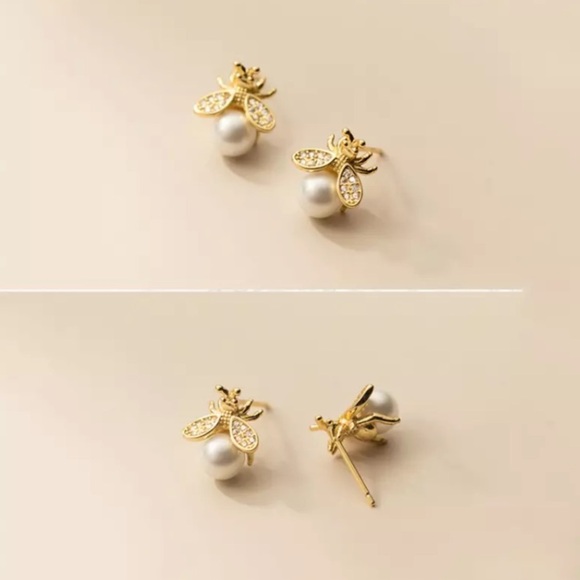 “Queen Bee” Royal Pearl Gold Insect Stud Earrings - Picture 4 of 7